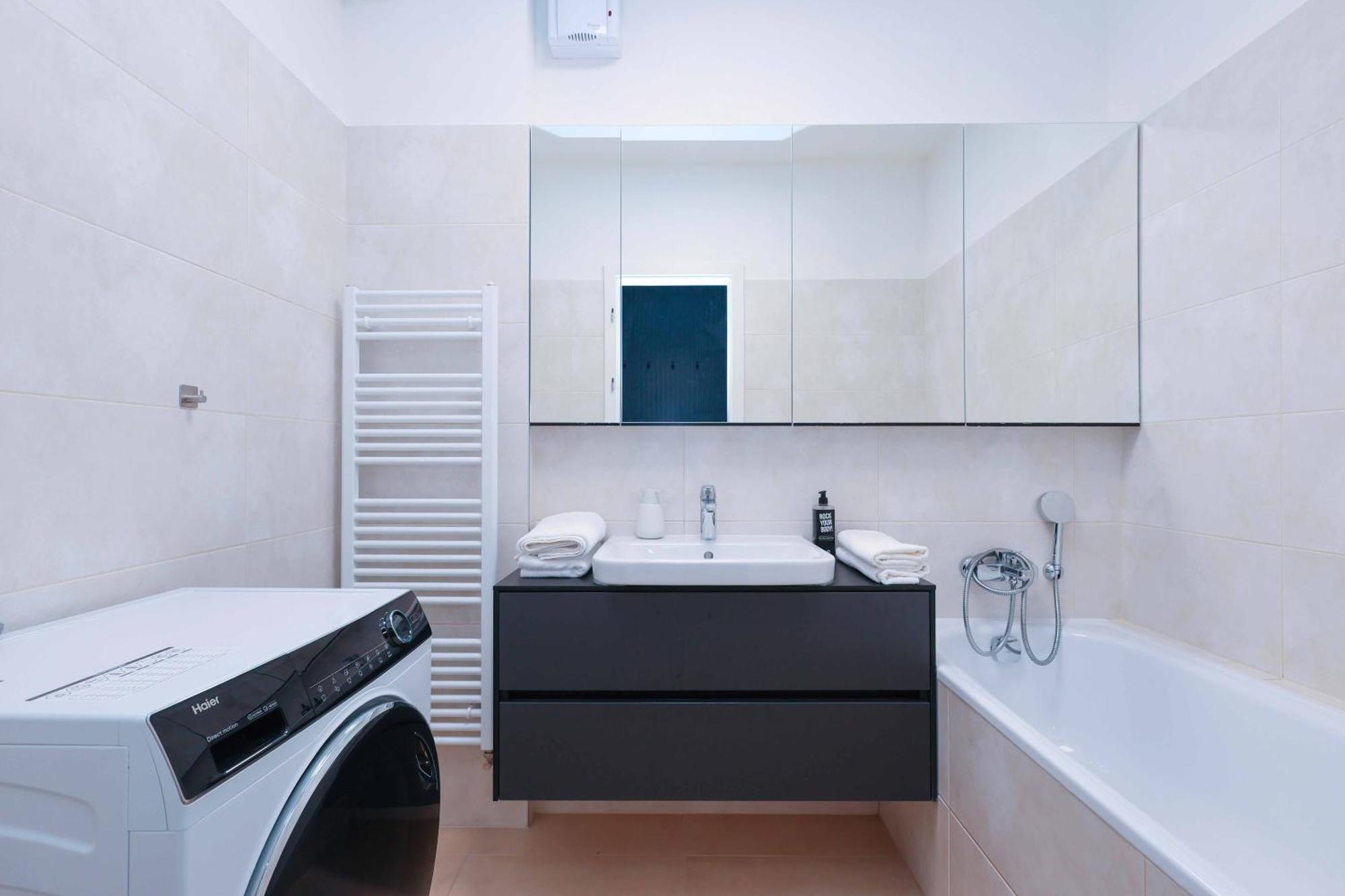 Downtown Luxe Retreat- Konventna Apartment Bratislava Bagian luar foto